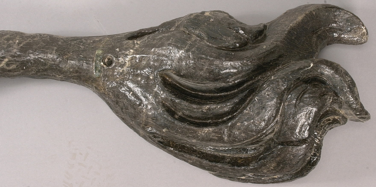 Skulpterad lejonsvans, lagad i rotändan. Svanstofsen är stor och yvig. Svansens baksida är slät.

Text in English: A sculpted lion''s tail, broken off where it was attached to the lion''s hind quarters. The tuft is large and bushy. The reverse side is smooth.