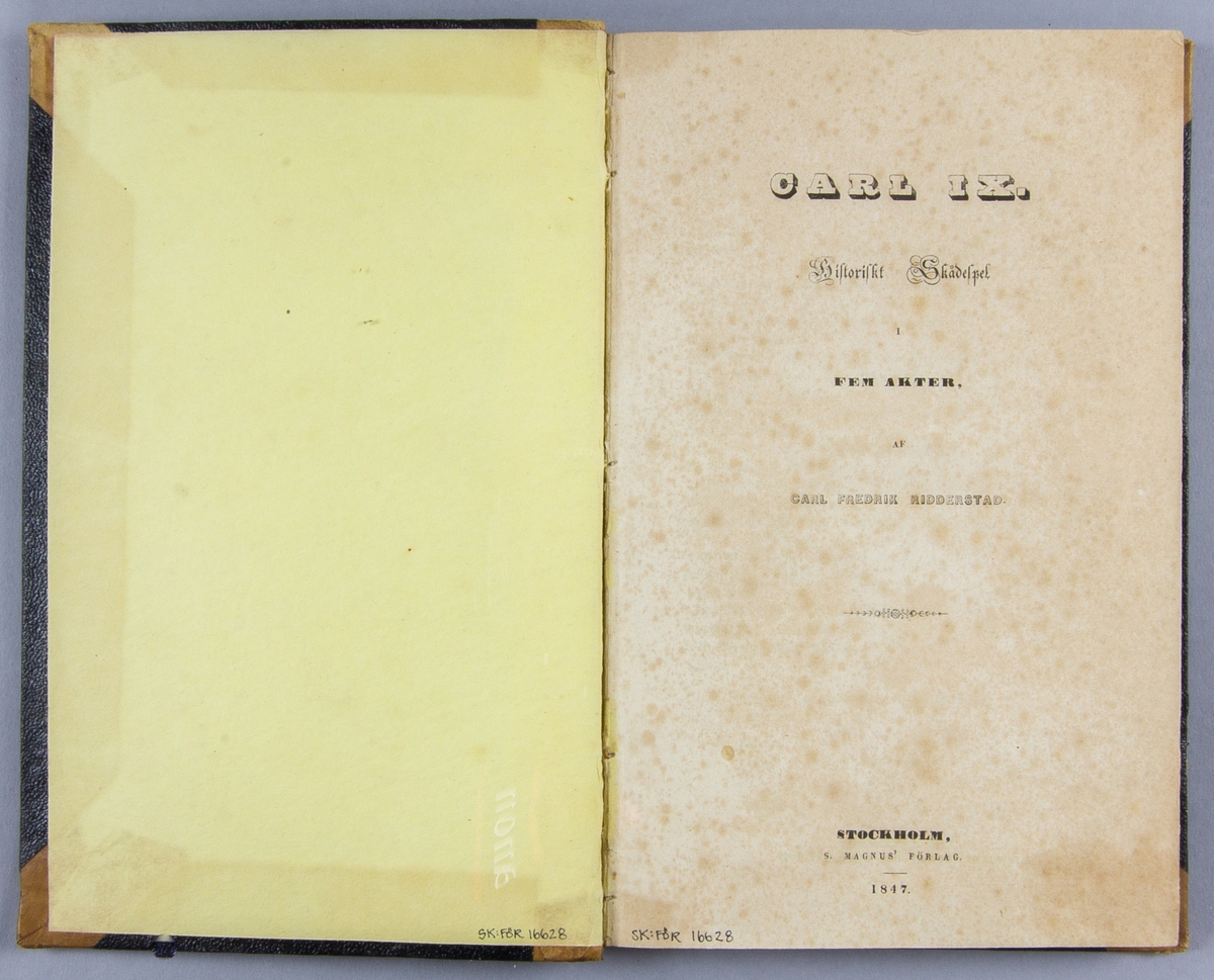 Bok, halvsaffianband: "Carl IX : historiskt skådespel i fem akter" skriven av Carl Fredrik Ridderstad, tryckt hos Isaac Marcus Boktryckeriaktiebolag och utgiven hos S. Magnus' Förlag i Stockholm 1847.

Bandet med blindpressad och guldornerad rygg. Pärmen klädd i mönsterpressat svart papper.