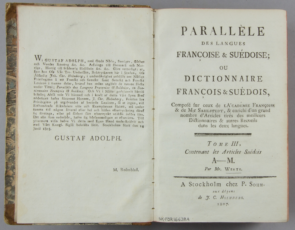 Bok, lexikon, halvfranskt band: ”Svenskt och fransyskt lexicon. Tome I. A-M.” skriven av Erik Wilhelm Weste, tryckt hos P. Sohm och utgiven av J. C. Holmberg i Stockholm 1807.

Bandet med sparsamt guldornerad rygg, grön och beige titeletikett i skinn och med röda snitt. Pärmen klädd i marmorerat papper. Med otydlig namnteckning på främre pärmens insida.