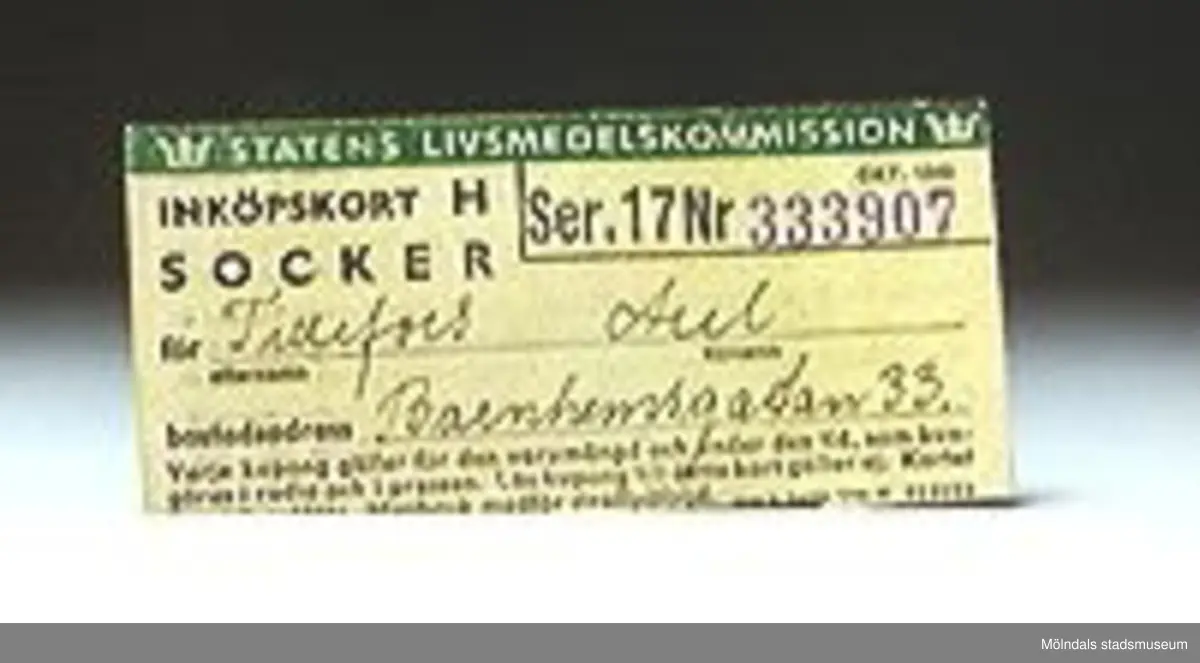 En bunt ransoneringskort (1-10) från andra världskrigets dagar. Ojämn klippning.Nr 5 saknas. Måtten som anges ovan anger det största kortets mått.Edith Tidefors är mor till Axel och Gösta samt givarinnan.