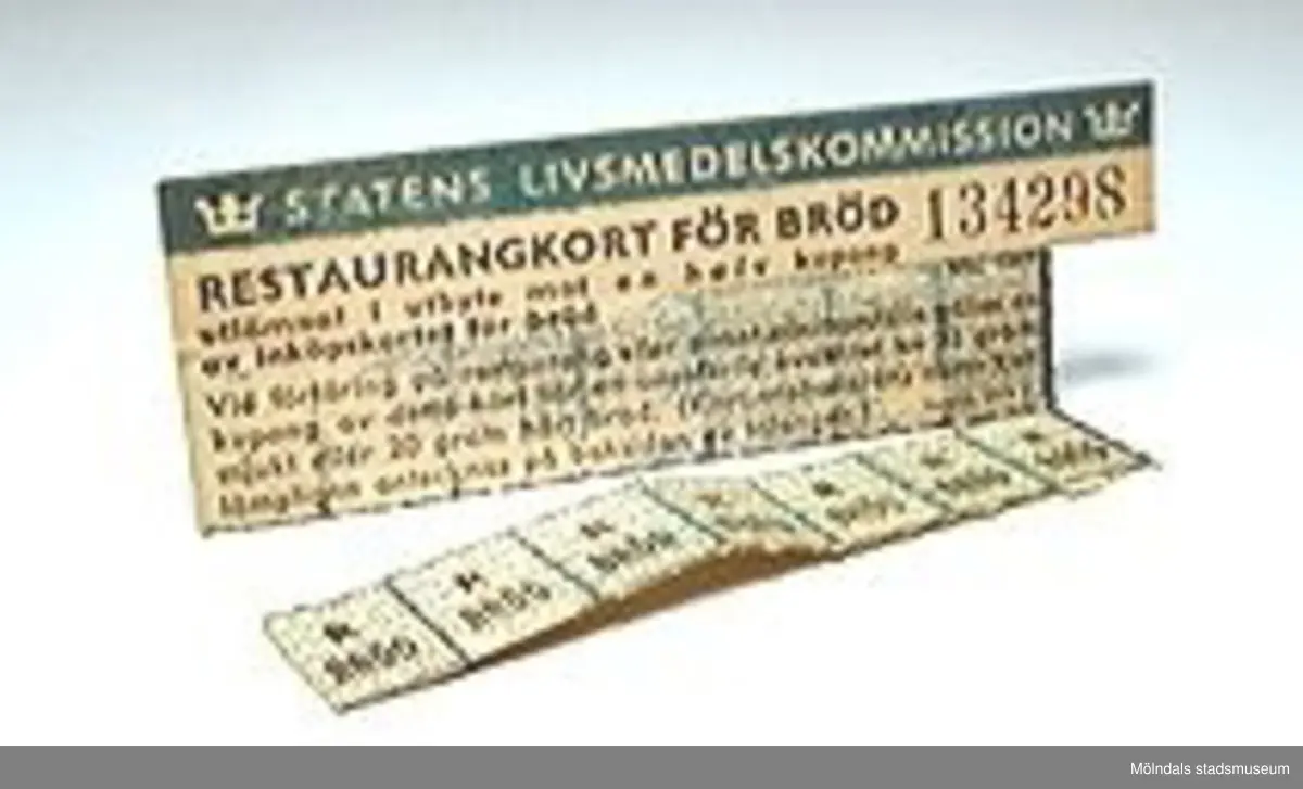 En bunt ransoneringskort (1-10) från andra världskrigets dagar. Ojämn klippning.Nr 5 saknas. Måtten som anges ovan anger det största kortets mått.Edith Tidefors är mor till Axel och Gösta samt givarinnan.