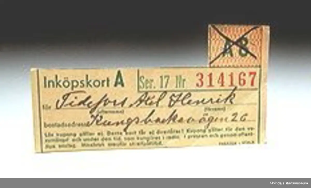 En bunt ransoneringskort (1-10) från andra världskrigets dagar. Ojämn klippning.Nr 5 saknas. Måtten som anges ovan anger det största kortets mått.Edith Tidefors är mor till Axel och Gösta samt givarinnan.