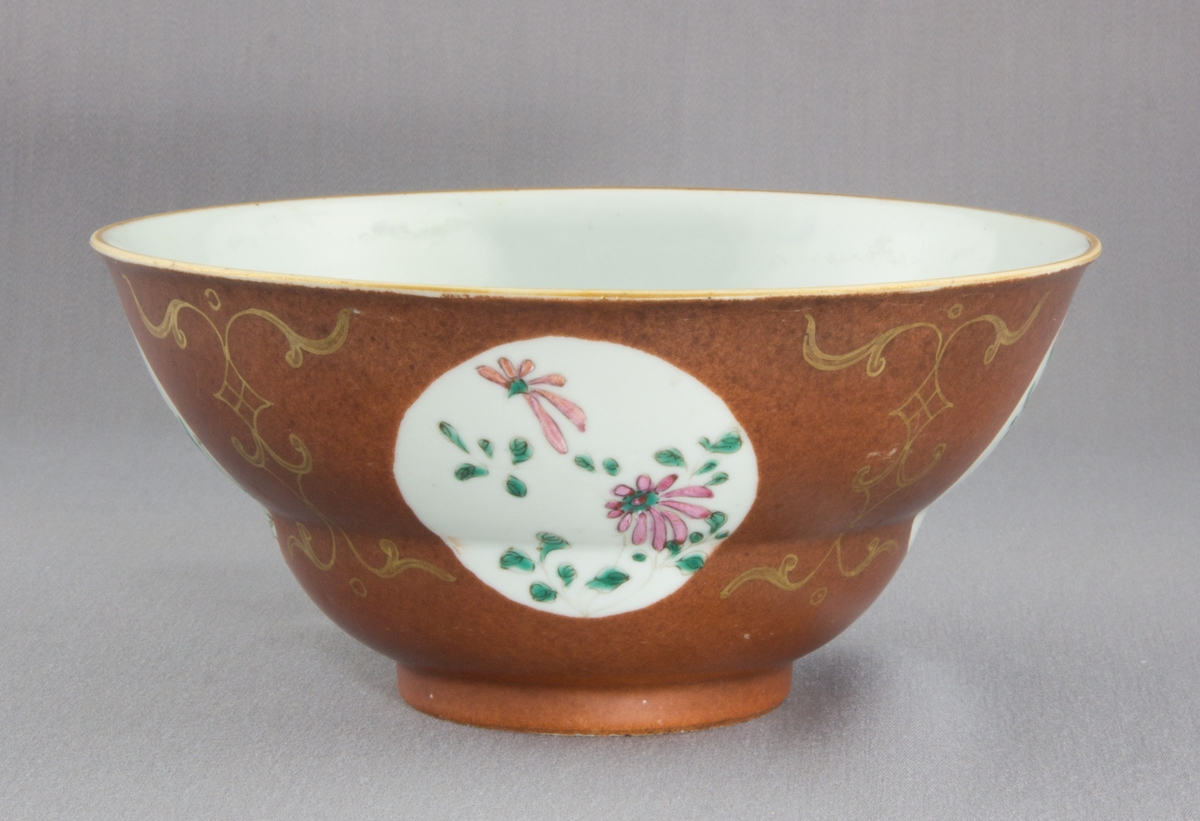 Blommor, blad, rankor.