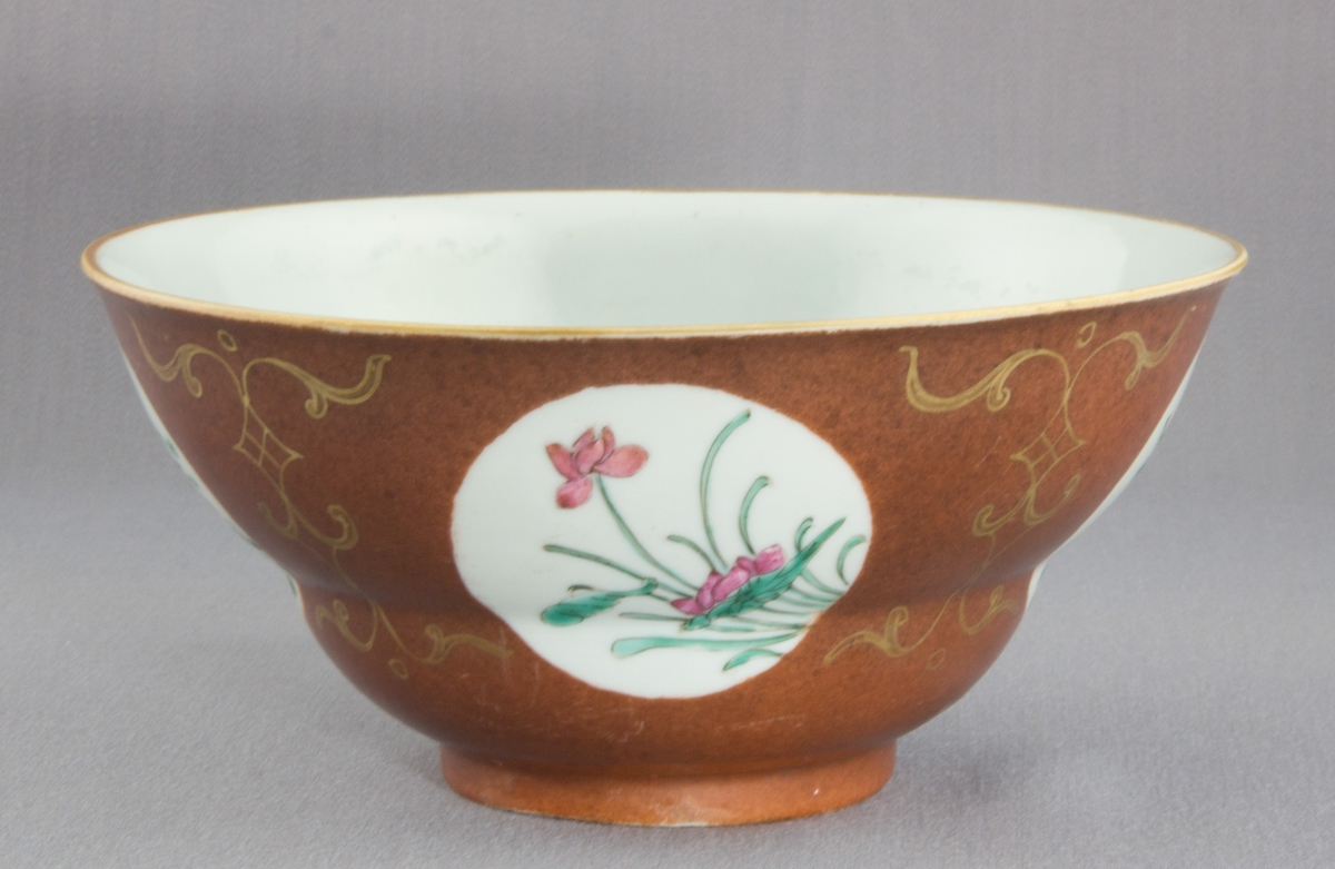 Blommor, blad, rankor.