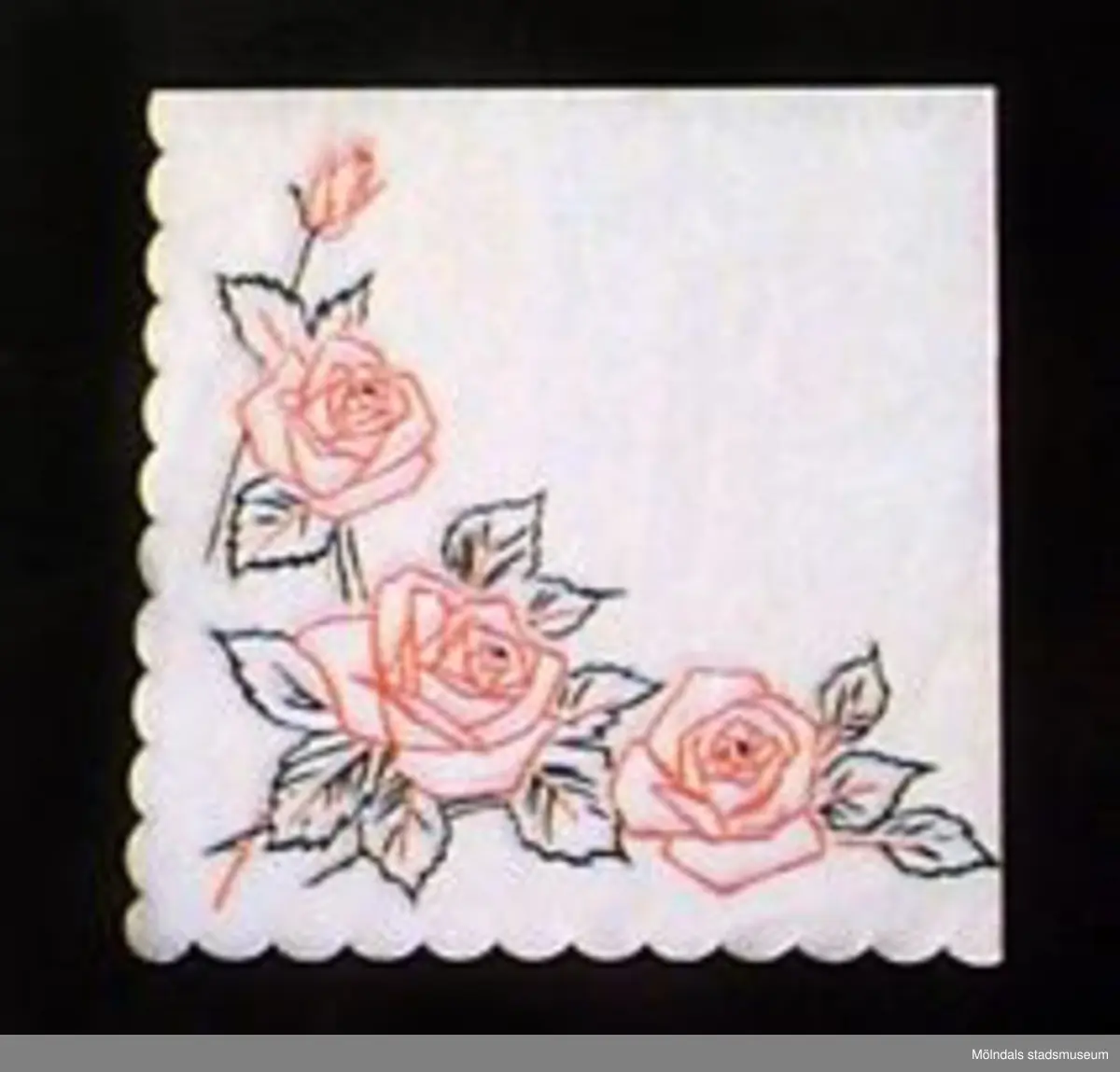 Servetter av olika slag. Gjorda av tunt papper. Alla mått anger ihopvikt tillstånd.MM02243:1 Tre kaffeservetter. Fjärils- och blommotiv i rosa och svart på vit botten. L: 124 mm. B: 124 mm. Vågklippt kant.:2 Två kaffeservetter. Rosdekor rött och svart på vit botten. L: 120 mm. B: 120 mm. Vågklippt kant.:3 En kaffeservett. Enkel blomsterrand i rött (blommmor), grönt (blad) och brunt(kvistar) på vit botten. L: 150 mm. B:155 mm.:4 Sex julservetter. Grön och röd grankvist- och blomdekor på vit botten med små röda stjärnor på. L: 180 mm. B: 180 mm.:5 Två servetter. Gröna med stora, röd/rosa blommor och gulddekor. Vit kant. L: 180 mm.B: 180 mm.:6 Åtta påskservetter. Påskkäring samt texten "Glad Påsk!" som dekor i gult, vitt och grönt på vit botten. L: 170 mm. B: 170 mm.:7 Fem påskservetter. Påskliljedekor i gult, grönt, blått och brunt på vit botten. L: 180 mm. B: 180 mm.:8 Sju vita servetter med grått korsstygnsmönster tryckt längs kanten och små guldkors. L:170 mm. B: 170 mm. Vågad kant.:9 Sju servetter med en röd kräfta och gröna dillkvistar som dekor i hörnet på vit botten. L: 190 mm. B: 190 mm. Några lite gulfläckade.