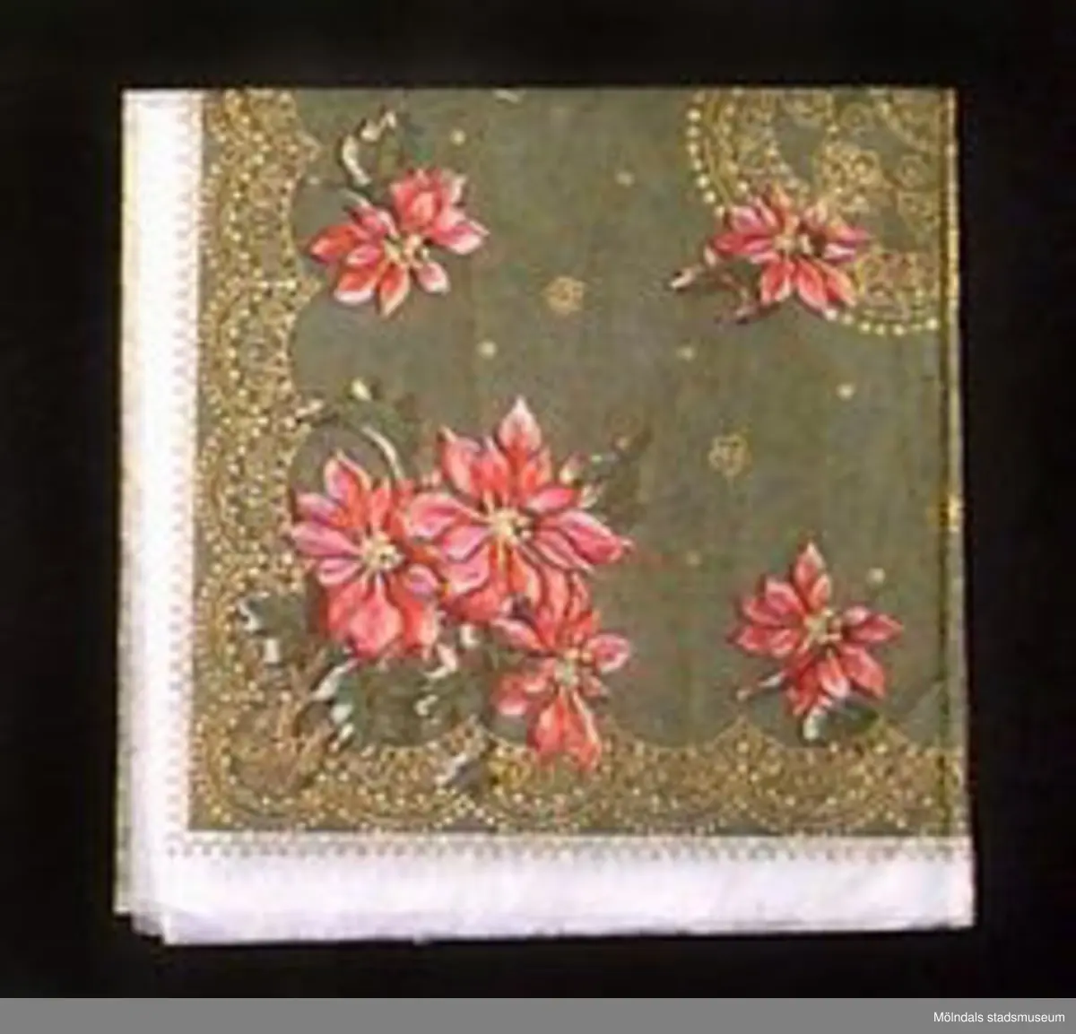 Servetter av olika slag. Gjorda av tunt papper. Alla mått anger ihopvikt tillstånd.MM02243:1 Tre kaffeservetter. Fjärils- och blommotiv i rosa och svart på vit botten. L: 124 mm. B: 124 mm. Vågklippt kant.:2 Två kaffeservetter. Rosdekor rött och svart på vit botten. L: 120 mm. B: 120 mm. Vågklippt kant.:3 En kaffeservett. Enkel blomsterrand i rött (blommmor), grönt (blad) och brunt(kvistar) på vit botten. L: 150 mm. B:155 mm.:4 Sex julservetter. Grön och röd grankvist- och blomdekor på vit botten med små röda stjärnor på. L: 180 mm. B: 180 mm.:5 Två servetter. Gröna med stora, röd/rosa blommor och gulddekor. Vit kant. L: 180 mm.B: 180 mm.:6 Åtta påskservetter. Påskkäring samt texten "Glad Påsk!" som dekor i gult, vitt och grönt på vit botten. L: 170 mm. B: 170 mm.:7 Fem påskservetter. Påskliljedekor i gult, grönt, blått och brunt på vit botten. L: 180 mm. B: 180 mm.:8 Sju vita servetter med grått korsstygnsmönster tryckt längs kanten och små guldkors. L:170 mm. B: 170 mm. Vågad kant.:9 Sju servetter med en röd kräfta och gröna dillkvistar som dekor i hörnet på vit botten. L: 190 mm. B: 190 mm. Några lite gulfläckade.