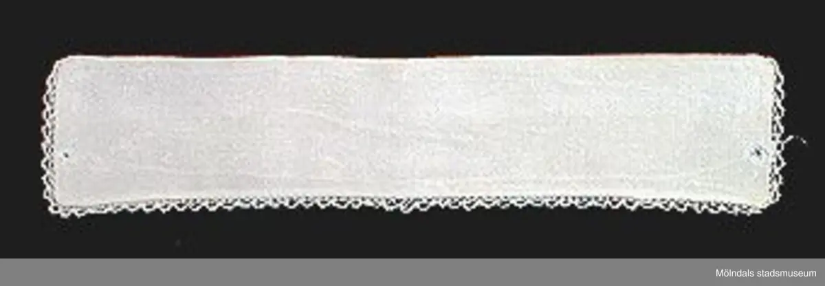 Tre stycken vita löskragar, kantade på tre sidor med spets. All är märkta med en liten nummerlapp med nr 41 (kan vara tvättnummer). Kragarna är stärkta.:1 Krage med minimal spetskant. Delvis bortnött. L: 340 mm. B: 60 mm.:2 Krage med 50 mm bred spetskant. Lodrät söm tvärsöver kragens insida. L: 330 mm. B: 70 mm. :3 Krage med 50 mm bred halvöglespets. L: 340 mm. B: 70 mm.Ägarinnan Karin Hasselberg var vårdarinna på Stretered.