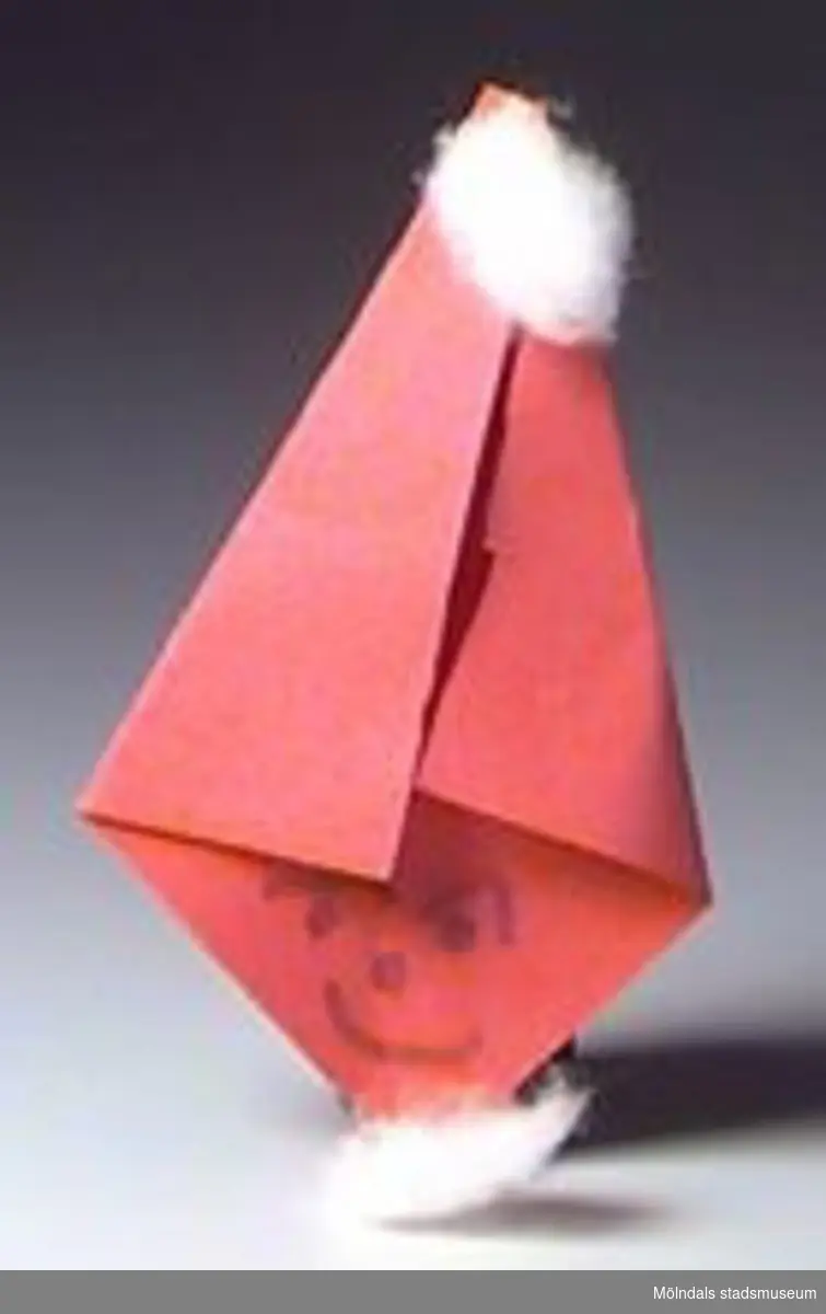 Julgranskarameller, tomtar och äpple tillverkade som pysselarbete, sannolikt på Katrinebergs daghem. MM02368:1 julgranskaramell i rött och vitt silkespapper med tomteansiktebokmärke på. Centimeterbreda veckade pappersremsor i ändarna. L: 590 mm. Diam: 50 mm.:2 Julgranskaramell i vitt och rött, som tomte med påmålat ansikte. L: 280 mm.Bredd: 60 mm.:3 Tomte av garnboll och rosa flörtkula. L: 180 mm. Diam:50 mm.:4 Tomte av rött vikt papper och bomull. L: 110 mm. Bredd: 65 mm.:5 Tomte av tallkotte, vit flörtkula och rött crépepapper. L: 150 mm.:6 Julgransäpple av röd flörtkula. L: 50 mm.:7 Hjärta av flätat halmband. L: 140 mm. B: 70 mm.Gåva av Katrinebergs Daghem genom Birgitta Bilting.