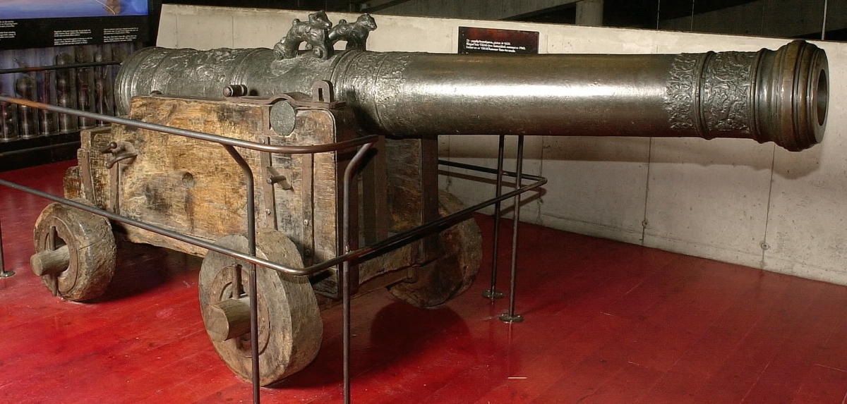 Kanonrör av brons.
Gjutet riksvapen med initialerna G.A.R.S och årtalet 1626. Framför axeltappen finns ornament och Vasekärven. Vid mynningen finns akantusblad och sjöhästar.
Siffrorna 9 2 12 finns inristade strax bakom delfinerna.