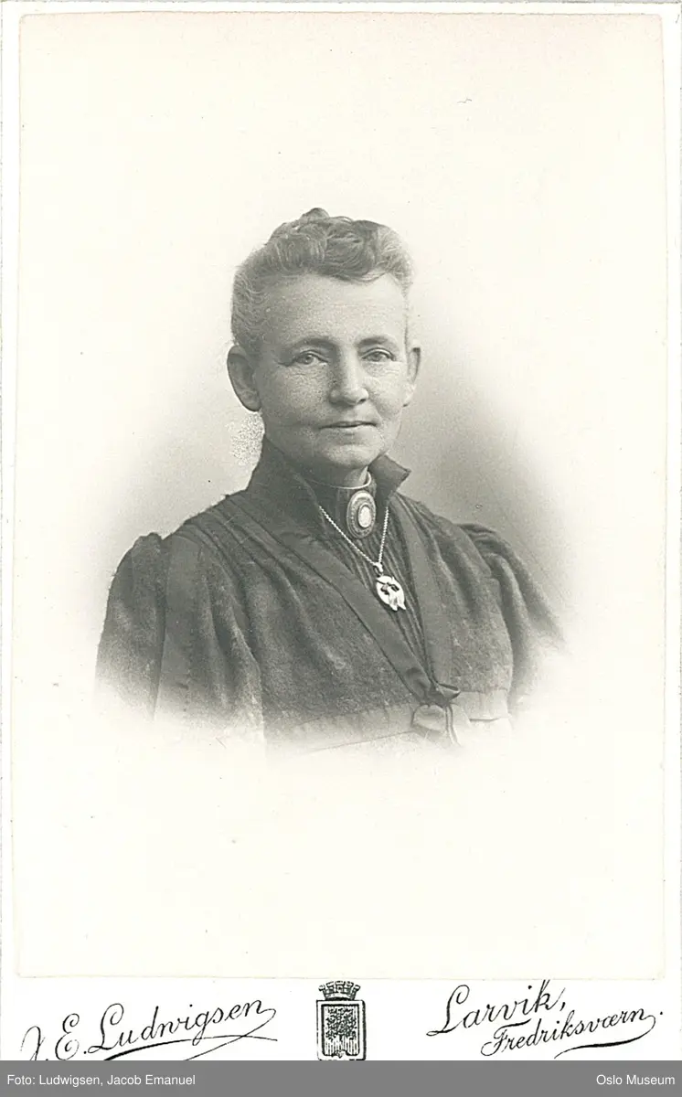 portrett, kvinne, vignettert brystbilde