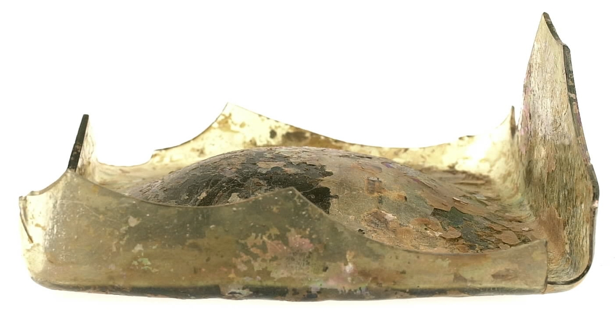 Botten till fyrsidig glasflaska. Glaset är grönfärgat.

2015: 05549a broke into three smaller pieces during handling, labled 05549 a, b, c. 05549a-d have moderate scaling.  All pieces are light green in color, and 05549d has pontil mark.