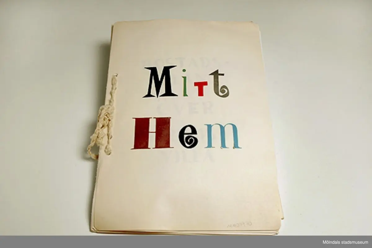 "Mitt hem" är en arbetsuppgift för hemkunskapen. Tillverkaren/ägaren gick i flickskola och ägnade mycket tid åt att skriva, måla, klippa, klistra och sammanställa häftet på bästa sätt.

"Norge är en arbetsuppgift i ämnet geografi, att utförligt skriva om ett europeiskt land. Även här är texten förstärkt med bilder. 

Givaren/tillverkaren älskade att göra denna typ av arbetsuppgifter. Leta bilder samla fakta och sammanställa allt estetiskt och mycket noggrannt. i båda häftena finns många personliga inslag och stor påverkan av tidsandan under 1960-talet.