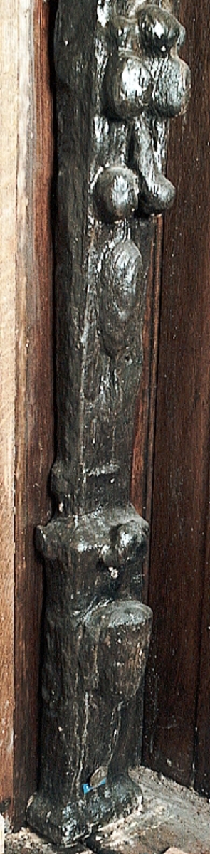 Skulpterad pilaster utformad som en karyatid med långt hår, troligen placerad under ett joniskt kapitäl.
Huvudet är vridet åt vänster. Höger arm är sträckt utefter sidan. Vänster arm är böjd och i handen håller figuren ett okänt föremål.
Pilasterskaftet är upptill prytt med en maskaron med bred, öppen mun och nedtill med en tung fruktfeston. Det nedåt avsmalnande pilasterskaftet avgränsas från piedestalen av en enkel vulst eller list med uppdragna kanter. Piedestalen är hög och jämnbred samt prydd med ett litet huvud och avslutas nedtill med en förtjockad bas. Skulpturens baksida är slät.
Skulpturen är kraftigt sliten och nött med finare detaljer utplånade.

Text in English: Sculpted pilaster with Caryatid with long hair under what is possibly an Ionic capital.
The head is turned to the left, the right arm is streched along the side, the left arm is bent and the hand holds an unknown object.
The shaft of the pilaster is decorated above with a mask with a broad, open mouth, below is a heavy festoon of fruit. The shaft tapers downwards and is divided from its pedestal by a simple torus or batten with drawn-up edges. The pedestal is high and even in width and decorated with a small head. It terminates at the bottom in a thickened base. Its back is smooth.
The sculpture is much worn, with finer details obliterated.