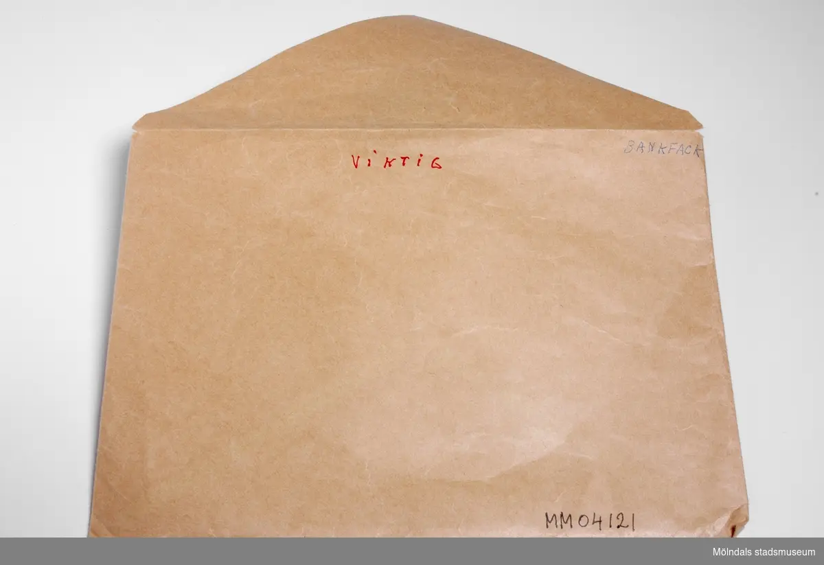 Brunt kuvert innehåller 4 st. betyg  och intyg. 1. Avgångsbetyg från Folkskolan vid Fagerhult (1920)2. Orlovssedel från Kärnhult (1928)3. Intyg av tjänst av Olof Brink i Uddevalla (1928)4. Arbetsintyg från Fabriks AB Erik Hansson, Göteborg.