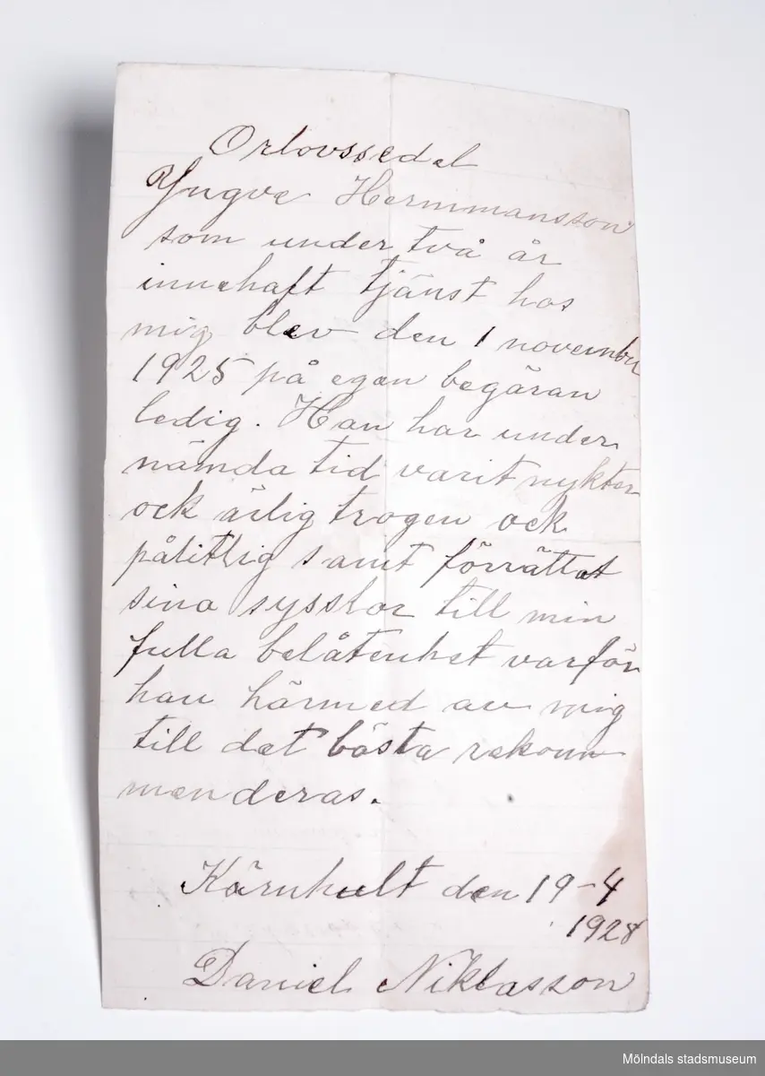 Brunt kuvert innehåller 4 st. betyg  och intyg. 1. Avgångsbetyg från Folkskolan vid Fagerhult (1920)2. Orlovssedel från Kärnhult (1928)3. Intyg av tjänst av Olof Brink i Uddevalla (1928)4. Arbetsintyg från Fabriks AB Erik Hansson, Göteborg.