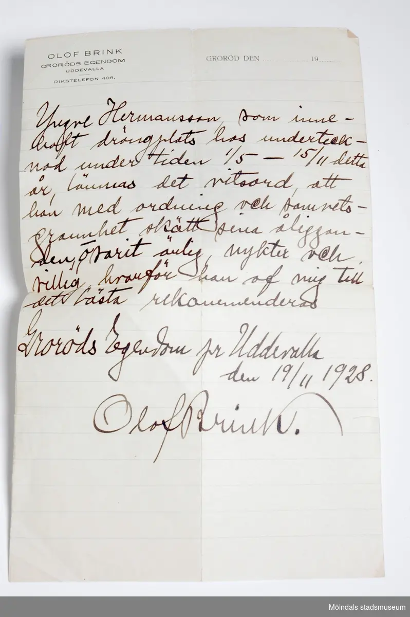 Brunt kuvert innehåller 4 st. betyg  och intyg. 1. Avgångsbetyg från Folkskolan vid Fagerhult (1920)2. Orlovssedel från Kärnhult (1928)3. Intyg av tjänst av Olof Brink i Uddevalla (1928)4. Arbetsintyg från Fabriks AB Erik Hansson, Göteborg.