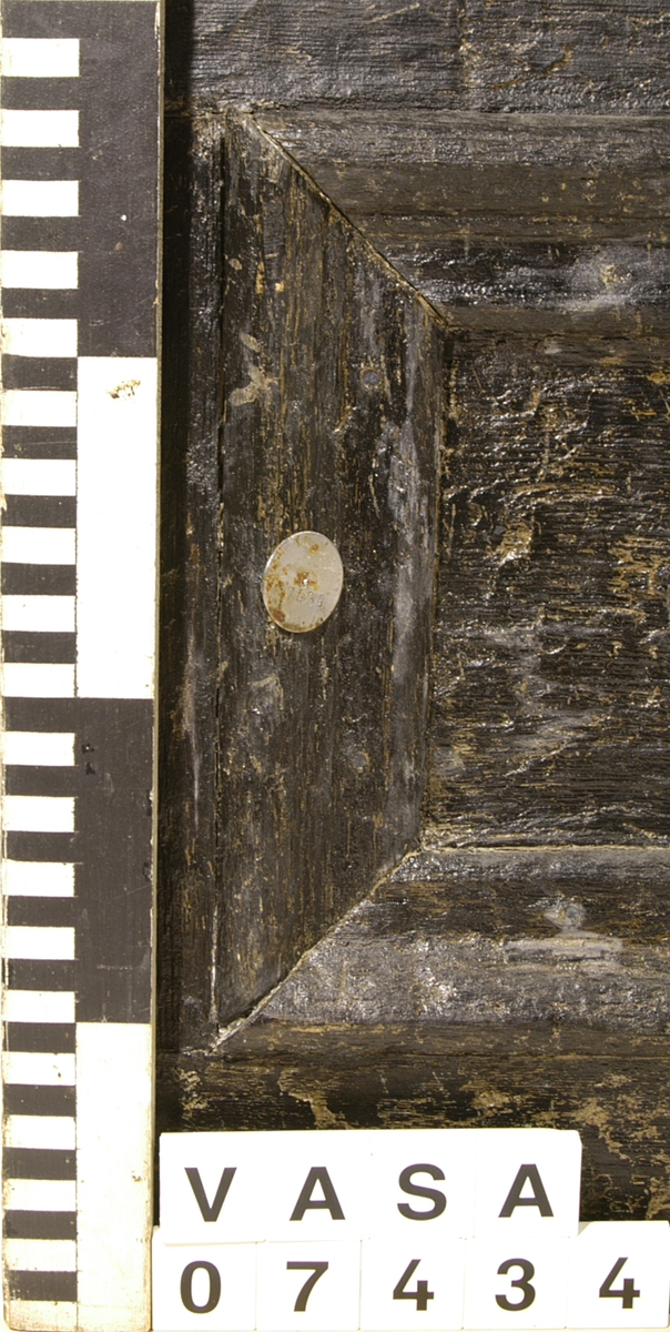 List till kistbänk från kajutan. Listen är profilerad, med snedskurna ändar.