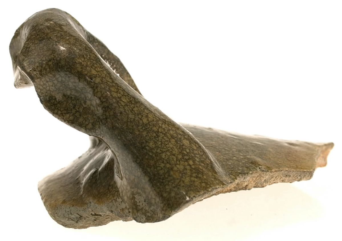 Del av skål.
1 st vertikal bandhänkel, tummad, 70 x 60 mm. Fragment av mynningsrand och buk. In- och utsida blyglaserad gulgrön.