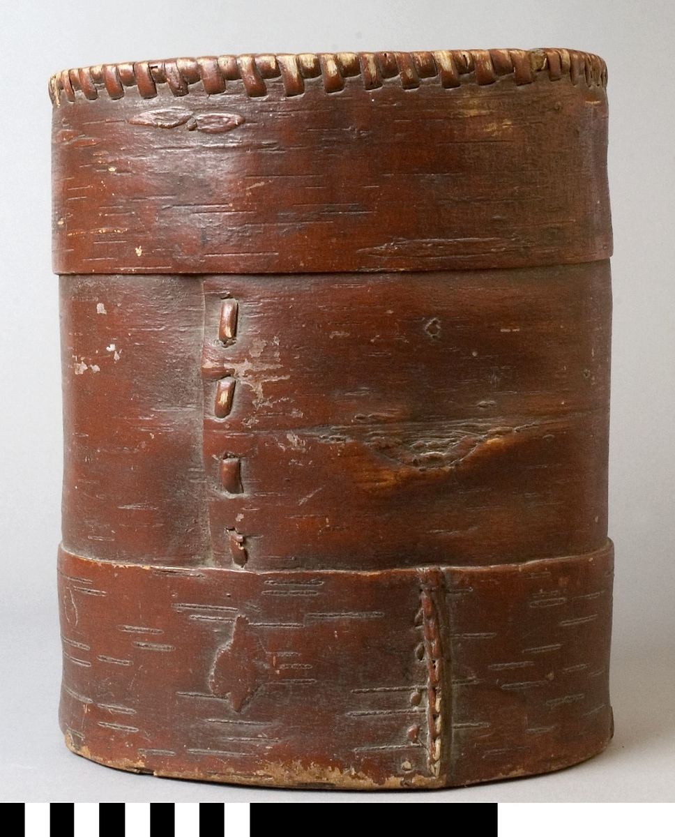 Mjölkburk av näver med botten av trä.