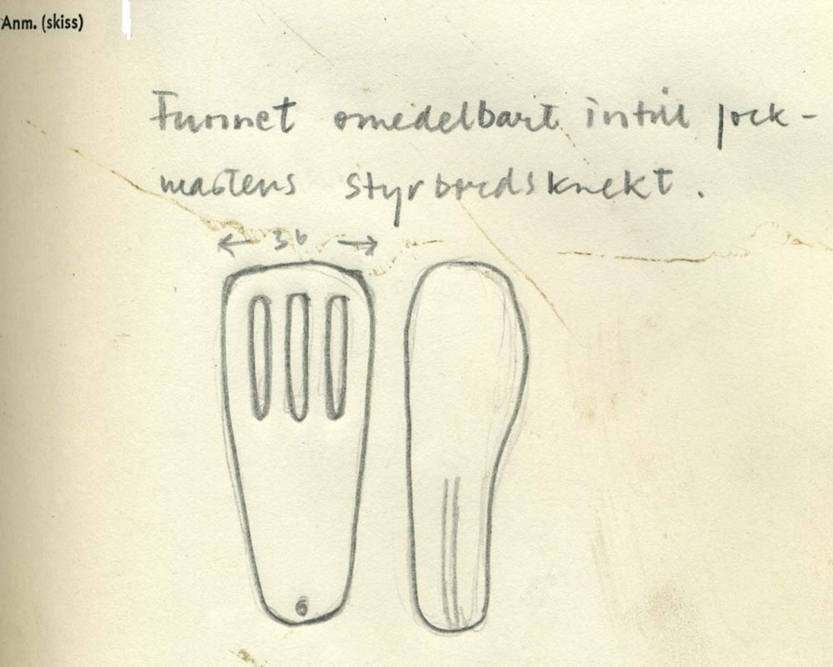 Blocktyp: Kardelblock.
Endast blockhuset.
Med tre långsmala skivgatt samt ett genomgående nagelhål nertill och ett skivgatt på tvärs samt ett nagelhål i blockets överdel.
Har verktygsmärken. Skivgatt har spår av användning.