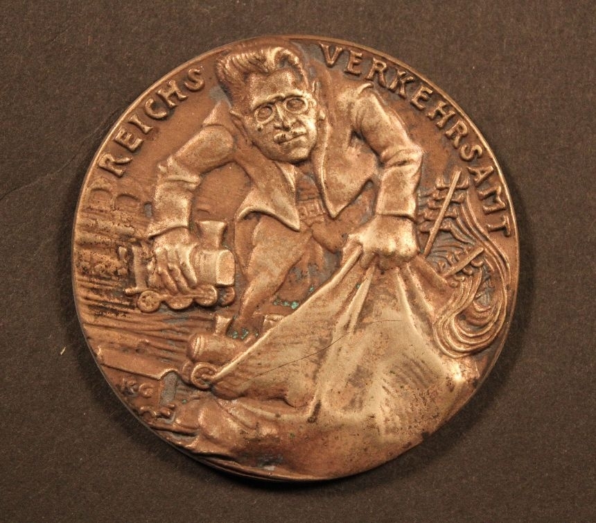 Avbildning av medalj i naturlig storlek. Medaljer av dennatyp
i guld, delades ut till Generalpostdirektör Julius Juhlin
ochVärldspostunionens president Camille Decoppet
vidVärldspostkongressen i Stockholm år 1924. Åtsidan visar ett
porträtti profil av Gustaf V, med text enligt MRK. Frånsidan med text
enligtMRK, samt en krans över texten i centrum.