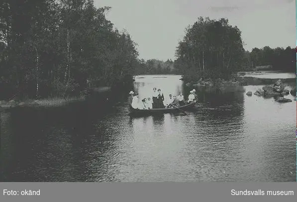 Kvinnor och barn på båtutflykt.