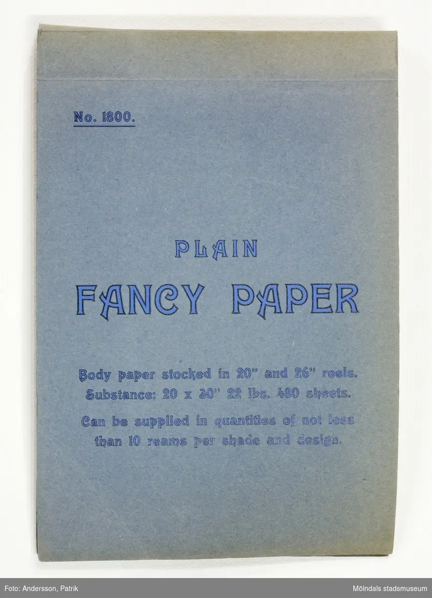 Provbok No. 1800. Häfte med prover "Fancy Paper". Häftets pärm är blå med blå text, tryckt på engelska. Tillverkarnamn och logotyp saknas. Provark i olika färger och storlekar, ordnade efter samma mönster. Litteratur: Papyrus 1895-1945, Minnesskrifter, Esseltes Göteborgsindustrier AB, Göteborg 1945.