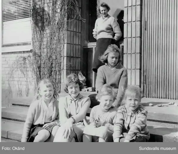 SCA Grafhic Research AB. Inlånade privata och arbetsrelaterade bilder med koppling till forskningslaboratoriet.
Bild 7. Fru Britta Pettersson f Zetterström, hennes barn överst på trappen Ulla-Britt Källberg f Pettersson. Sittandes på nästa rad från vänster Brittas andra dotter Elisabeth Liljeholm f Pettersson.