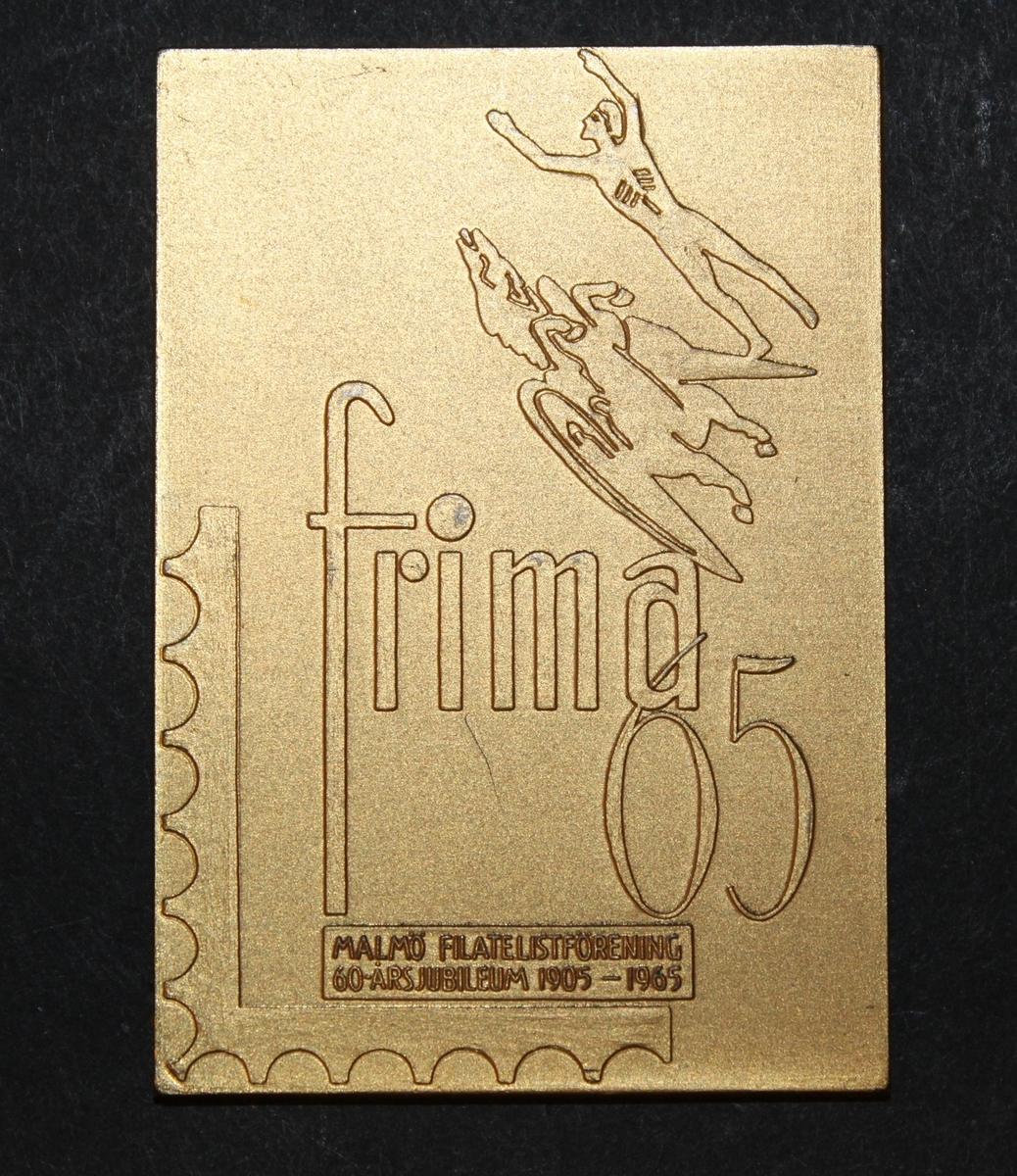 Plakett i förgyllt silver, rektangulär, tilldelad
AstridTufvesson för deltagande i frimärksutställningen Frima 65,
anordnad 6- 14 februari 1965 av Malmö Filatelistförening i Malmö
Rådhus. Påplakettens åtsidan avbildas en skulptur av Carl Milles,
"Pegasus",som står i Malmö slottspark samt text enligt MRK. I nedre
vänstrahörnet en vinkel av ett tandad frimärke. Frånsidan med text
enligtMRK.