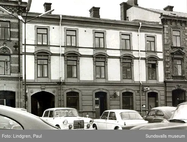 Sjögatan 3. Huset byggdes av Sundsvalls Handelsbank 1876 och byggdes om 1889 efter stadsbranden. Arkitekter: J A Mesch och Sven Malm.