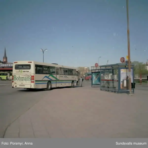 Reklambilder på bussar, husfasader, reklampelare, skyltar i centrum.