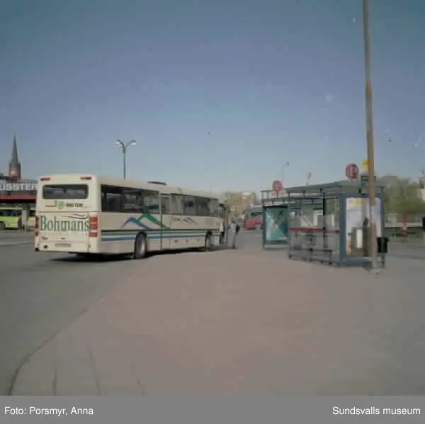 Reklambilder på bussar, husfasader, reklampelare, skyltar i centrum.