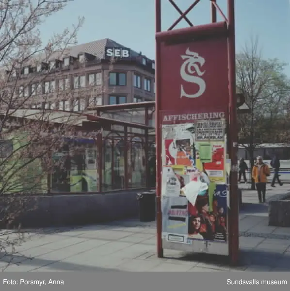 Reklambilder på bussar, husfasader, reklampelare, skyltar i centrum.