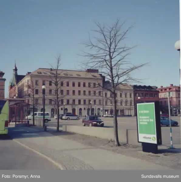 Reklambilder på bussar, husfasader, reklampelare, skyltar i centrum.