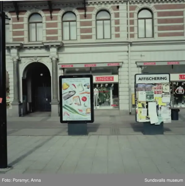 Reklambilder på bussar, husfasader, reklampelare, skyltar i centrum.