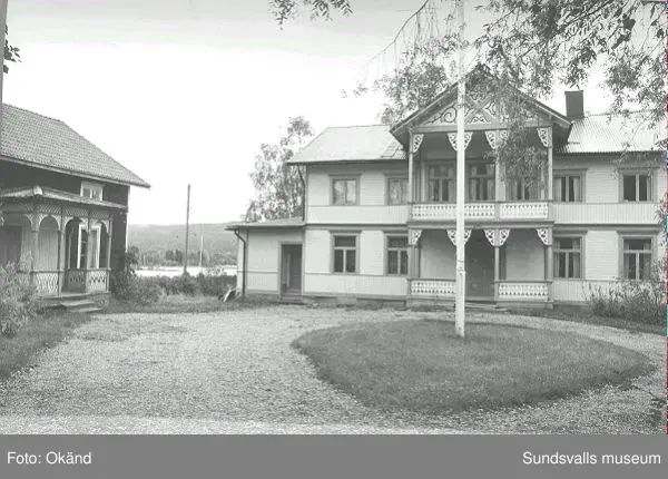 Byggnader, uthus, värdshus landskap. Torp, Fränsta.

Bild 17 Fränsta centrum, gamla apotekshuset, Konsum, gamla bankhuset, gamla posthuset.