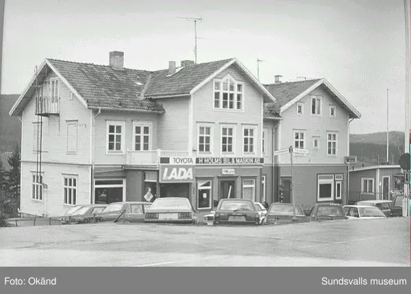 Byggnader, uthus, värdshus landskap. Torp, Fränsta.

Bild 17 Fränsta centrum, gamla apotekshuset, Konsum, gamla bankhuset, gamla posthuset.