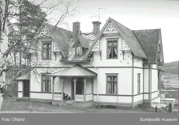 Byggnader, uthus, värdshus landskap. Torp, Fränsta.

Bild 17 Fränsta centrum, gamla apotekshuset, Konsum, gamla bankhuset, gamla posthuset.