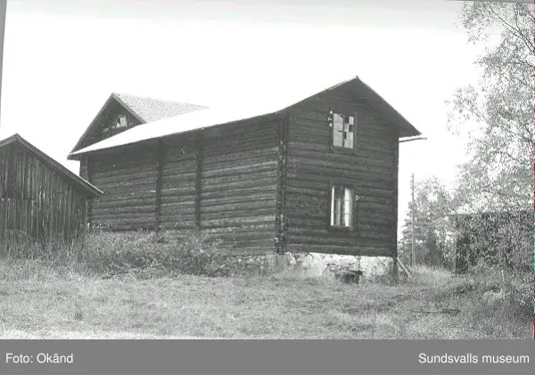 Byggnader, uthus, värdshus landskap. Torp, Fränsta.

Bild 17 Fränsta centrum, gamla apotekshuset, Konsum, gamla bankhuset, gamla posthuset.