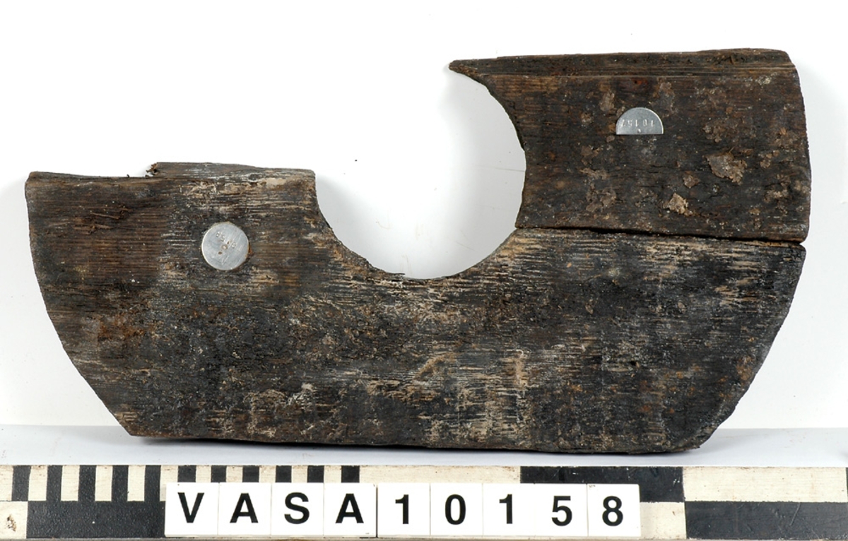 Del av skiva till lavetthjul. 30-34 mm bred fasad kant på ena sidan.

8 st. spikhål.

För mer information se Dokumentationsblankett under Referenser – Länkade filer.