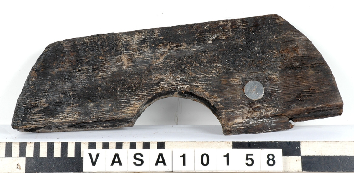 Del av skiva till lavetthjul. 30-34 mm bred fasad kant på ena sidan.

8 st. spikhål.

För mer information se Dokumentationsblankett under Referenser – Länkade filer.