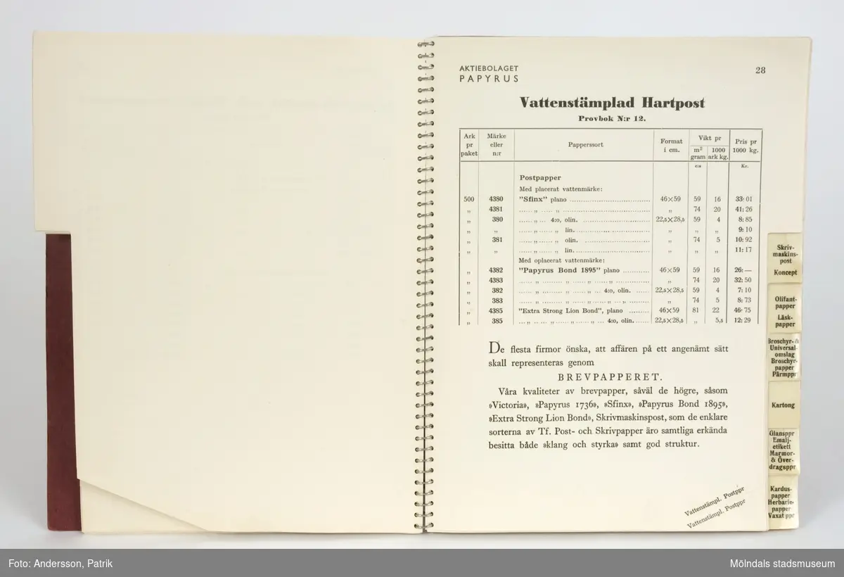 "Netto Priskurant utan förbindelse", dvs. prislista över ett flertal av Papyrus pappersprodukter, exempelvis tryck-, bok-, skriv-, post-, olifant-, läsk-, broschyr-, kardus-, herbarie-, vaxat papper och kartong, från 1936.Priskuranten är spiralbunden, med plommonfärgade pappärmar i präglad skinnimitation, samt sfinx på fundament. Underst, texten "Aktiebolaget Papyrus, Mölndal". De olika posterna är indexerade för överskådlighet. Skriften inleds med ett alfabetiskt register, följt av "Några ord om lagring av papper och kartong", "Vad som bör ihågkommas vid beställning av papper och kartong, som skall extra tillverkas, samt "Bestämmelser fastställda av Svenska Pappersbruksföreningen". 