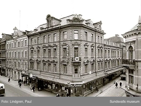 Storgatan 21. Tre Rosor. Korsningen Thulegatan-Storgatan, där Lindgrens järnhandel tidigare legat.