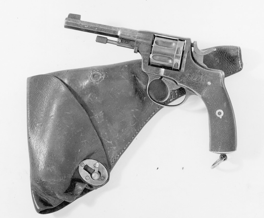 Revolver av modell 1887 för lantbrevbärare.

Nagents konstruktion är avsedd för 6 st centralantändningspatroner med en kaliber av 7,5 mm (7,5 Suedois). Revolvern är försedd med s k dubbelspänning, den kan alltså avfyras enbart med avtryckaren eller genom att först spänna hanen. 

Posthorn inristat på kolven. På kolven, undertill,sitter en metallögla.

Slagstiftet avkortat, fungerar ej.