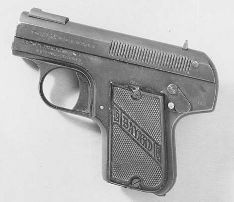 Pistol, halvautomatisk med magasin i kolven.  En säkerhetsspärr finns på vapnet. Kaliber 7,65 mm. 

Fabriksemblemet "BAYARD" inom ett band över kolven. 
På sidan text: " CAL. 7.65 MODELE DEPOSE. ANCIENS ETABLISSEMENTS PIEPER. HERSTAL - BELGIUM.

På ovansidan: BREVETE S. G. D. G. PATENTED SEPT. 8 1908

Tillverkningsnummer: 49926.