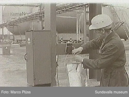 Stockviksfabriken.  -11 Övre fabr Labb.ing. Simon Kalf var holländare. Prover av gashalten i luften togs vid olika stationer, somliga utomhus.13- Nedre fabr 18. Mässen, trol, kontrollstation av luftförorening. Simon Kalf. 29 Reaktorn i övre fabriken.
Bild 13-14. PVC tillverkning i PM fabriken, nedre.