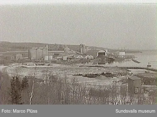 Stockviksverken.  02 Christer Sjölin, överingenjör på nedre fabriken och Gustav Nässén, huvudskyddsombud. 09 Karbidfabriken, kokslossning 18-30. Simon Kalf utför gasanalys vid en kontrollstation av luftföroreningar vid Mässen. 35. Trol rökgasanalys från skorsten.