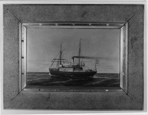Oljemålning av C Strömberg, år 1889. Den visar postångfartyget "Sofia" till sjöss snett från sidan. Sofia är försedd med unionsflagga i aktern med ett postemblem mitt i det gula korset.Flaggan är tretungad. Fartyget är grönmålat, med en överbyggnad på mitten samt där ovanpå brygga och två räddningsbåtar, två master och en flaggstång. 

Målningen inramad i en förgylld träram.