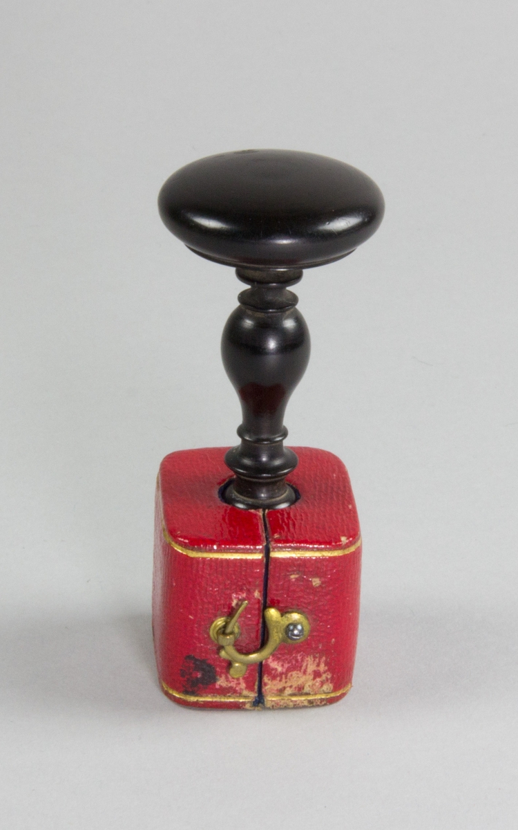 Sigillstamp med tillhörande etui.