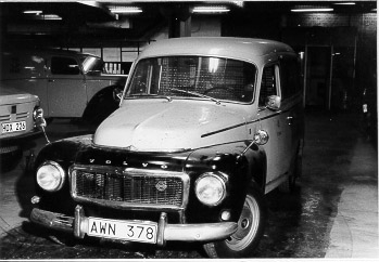 Skåpbil, Volvo 211341 P/1968. Chassinummer: 96504.
Postverkets fordonsnummer: 27854.

Motor: 4 cylindrar toppventil 75 hästkrafter DIN (55 kw) 1800 cc (B18).
Växellåda: 4 växlar samtliga synkroniserde (typ M40).
Utväxling: (1)3, 13:1, (2) 1, 99:1, (3) 1,36:1, (4) 1,00:1. Bakaxel av hypidtyp, fabrikat Spicer, utväxling 4,56:1.
Axelavstånd: 260 cm.
Tank: 35 liter
Lastutrymme: Lä = 172 cm, Br = 135 cm, Volym: 2,5 kubikmeter.
Totalvikt: 1720 kg.
Tjänstevikt: 1310 kg.
Axeltryck fram: 600, bak 1120.